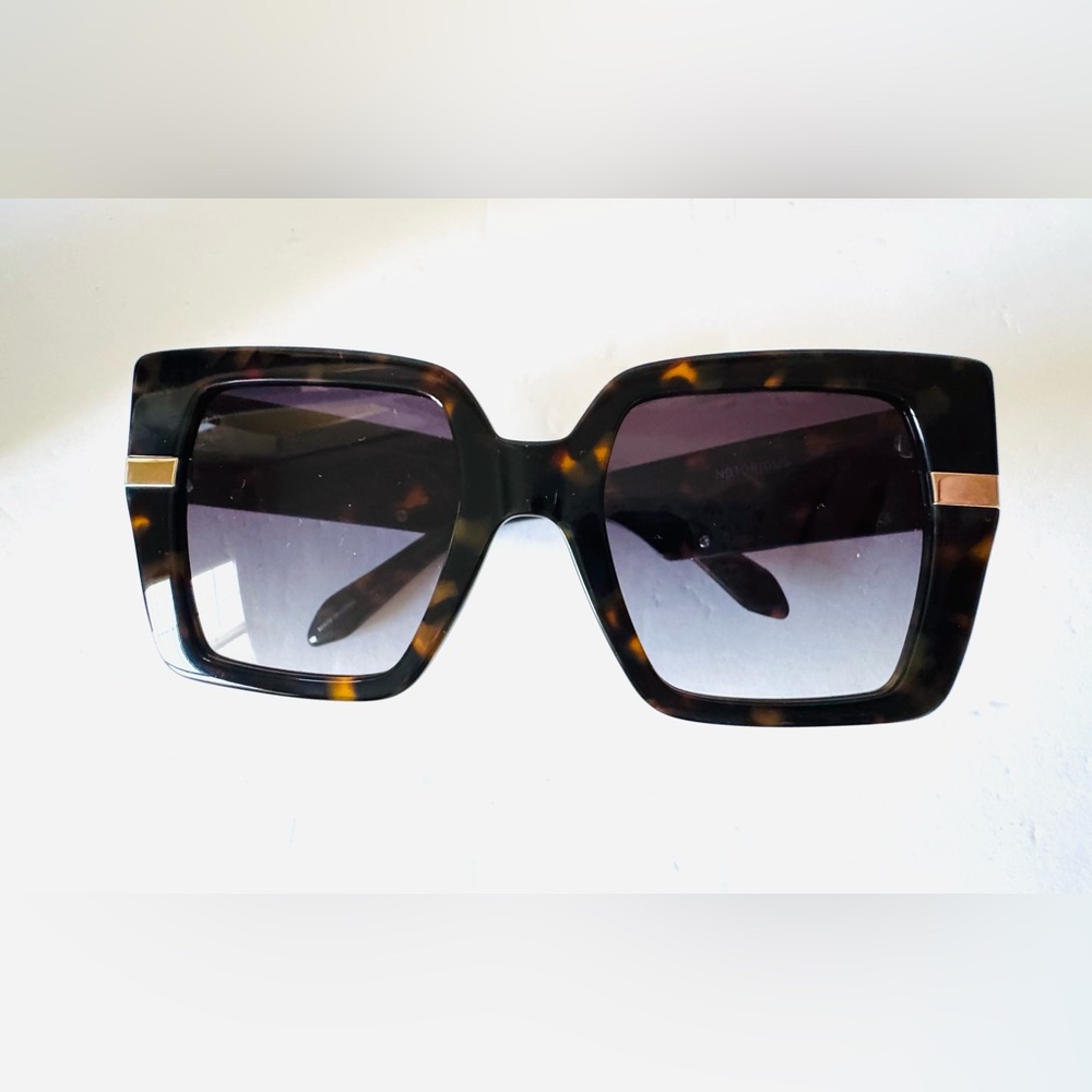 NEW IN BOX!! Quay Notorious Sunglasses in Tortoise - Picture 11 of 16